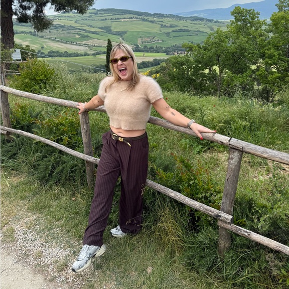 Meet your Posher, Courtney - Picture 1 of 1